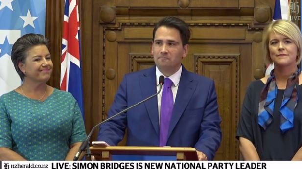 新党魁Simon Bridges背后的女人：年轻有为颜值也在线
