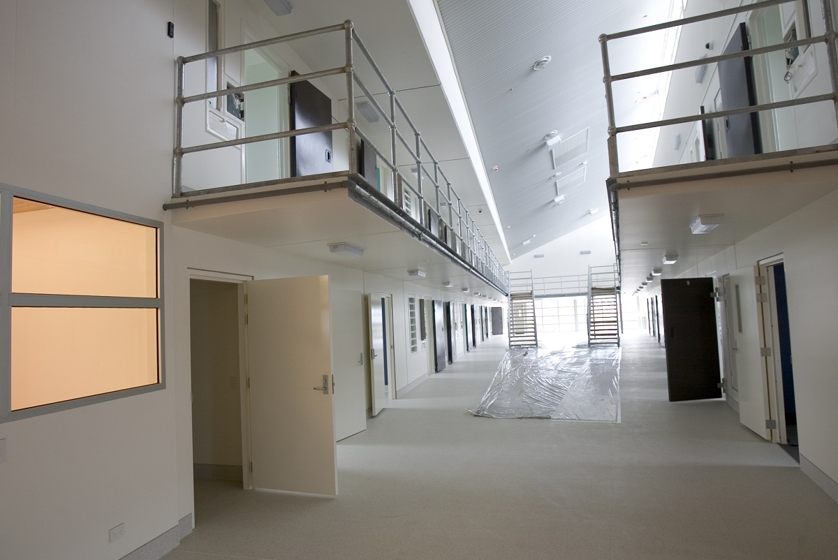 行行好把我一辈子关在监狱里 否则我怕控制不住我自己