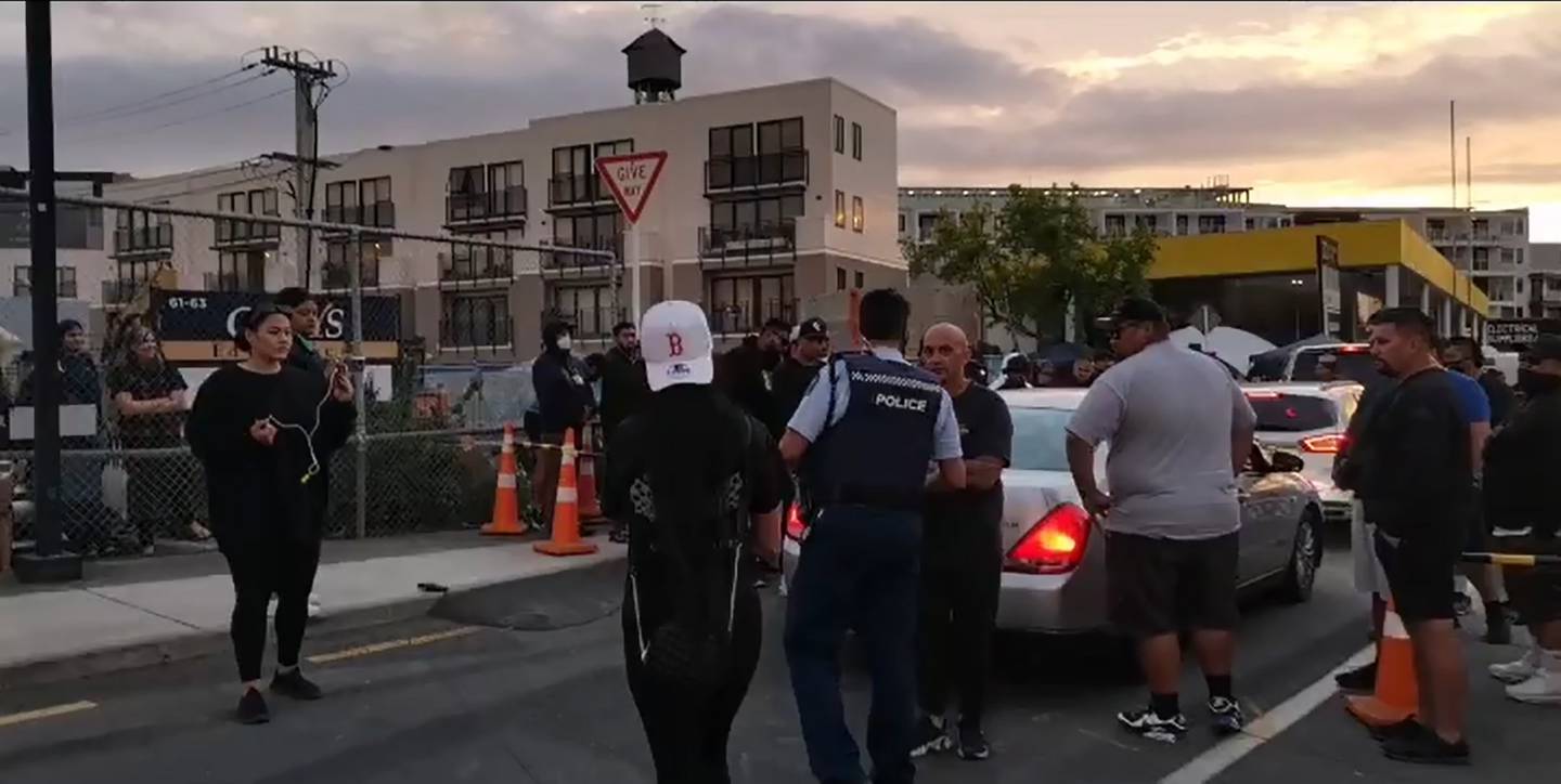 Brian Tamaki支持者设“人肉路障”，封堵道路，与警方对峙