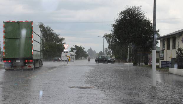 奥克兰晴空万里 然而这些地方已经在暴风雨中凌乱了......
