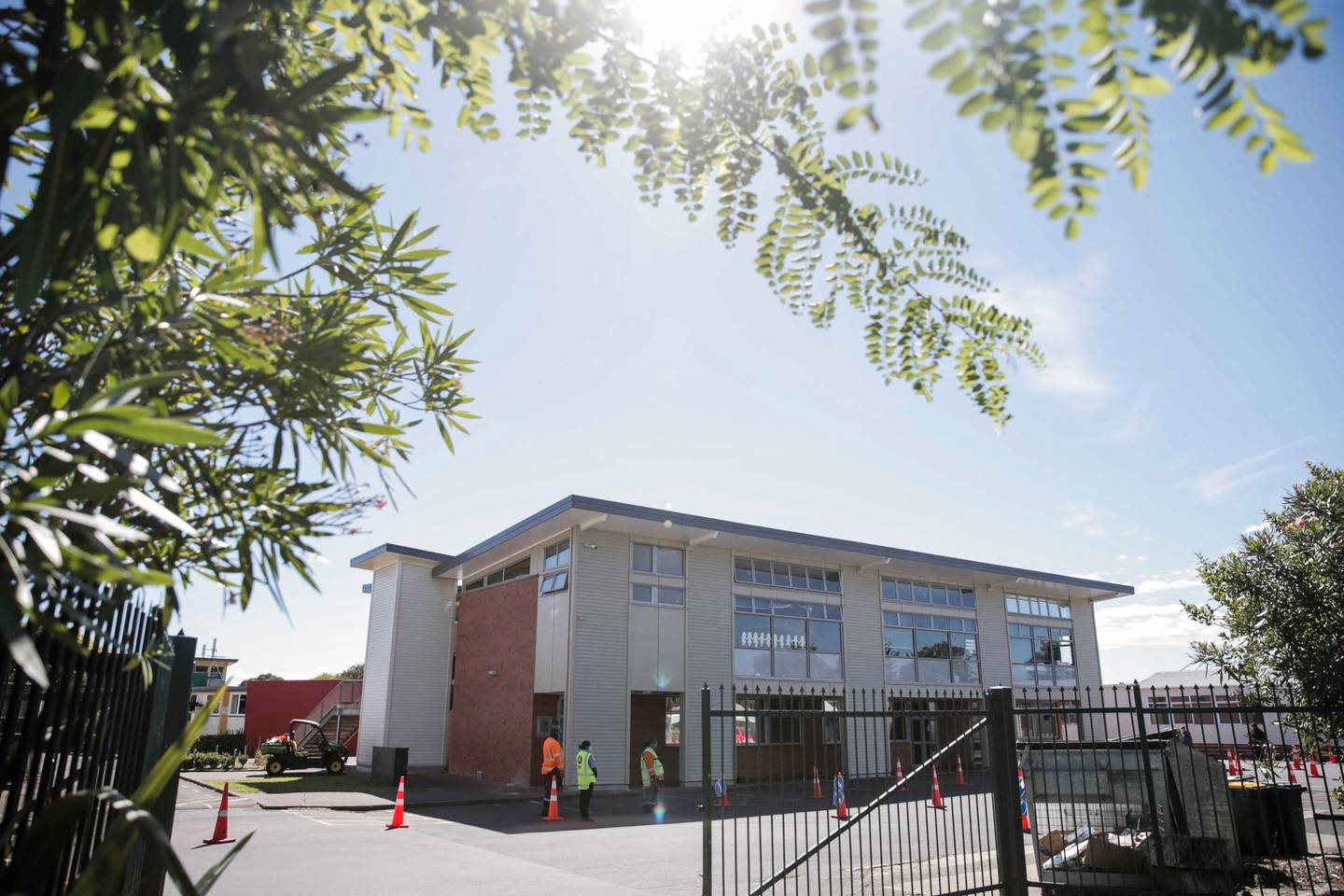 “这是心理层面的折磨”：检测站严阵以待，学校师生沮丧崩溃