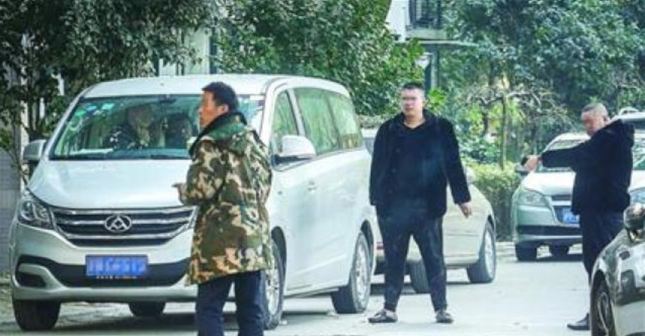 吓人不？6个彪形大汉蹲守20多天 小区居民人心惶惶