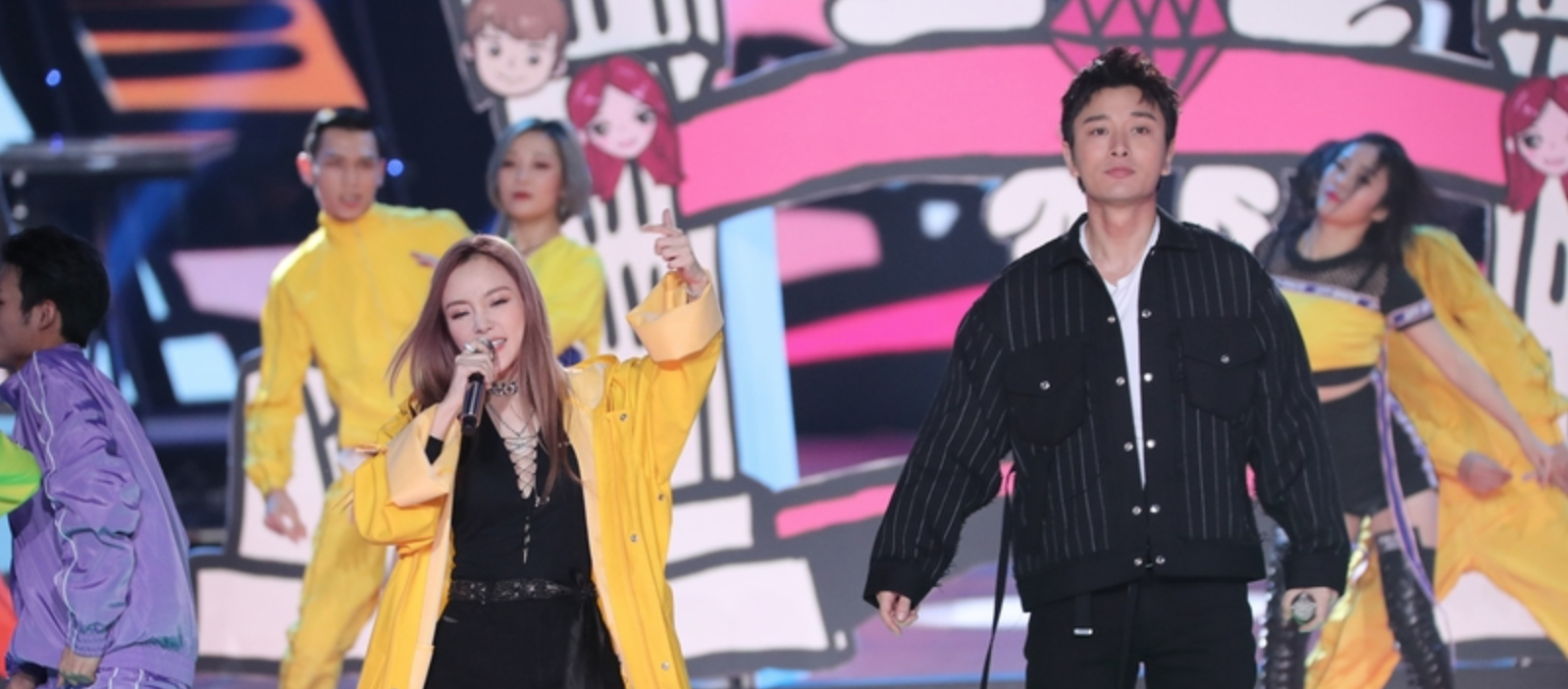 风波后同台！李小璐贾乃亮唱情歌甜蜜不再？