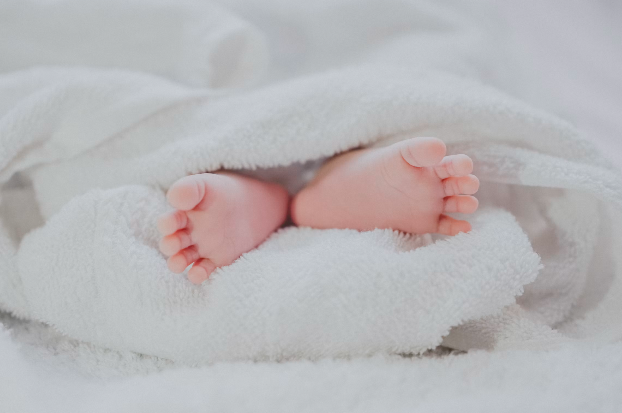 女方当庭承认出轨，称每个孩子补偿男方1万元，“结婚8年3孩非亲生”丈夫：很气愤，她还指责我未尽到抚养义务