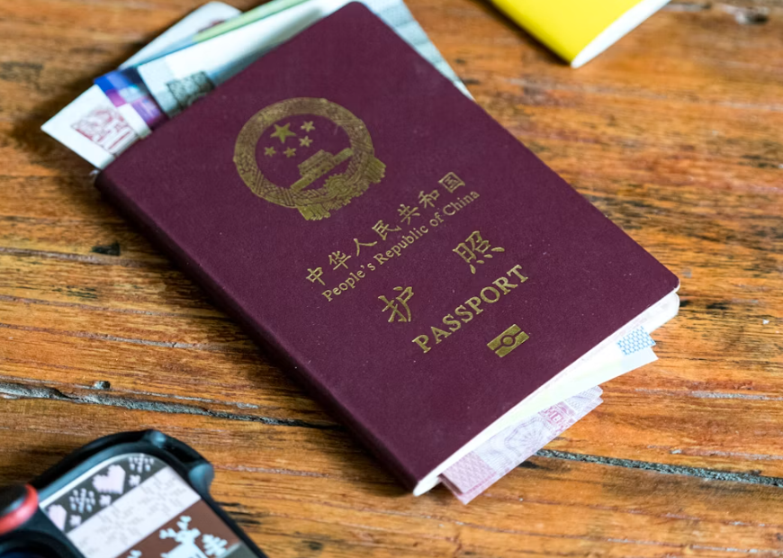 护照上写“旅行日记”?这些涂改、损毁行为会致证件失效