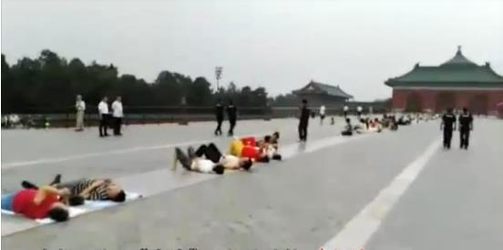 实地探访天坛丹陛桥：有人看了新闻特意来体验躺卧