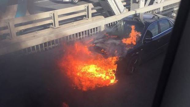 突发！北岸大桥车辆起火 事故路段交通拥堵