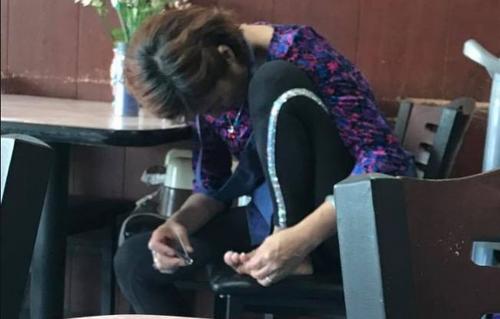 美国一华人妇女餐馆内剪脚指甲 行为被曝光引热议