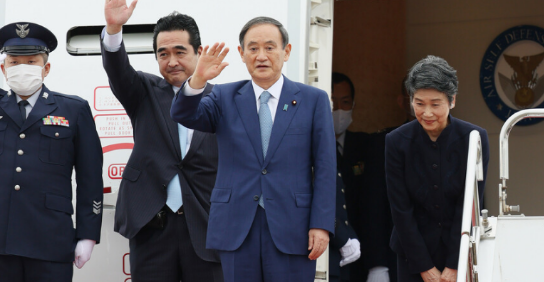菅义伟任日本首相后首次出访 携夫人公开露面