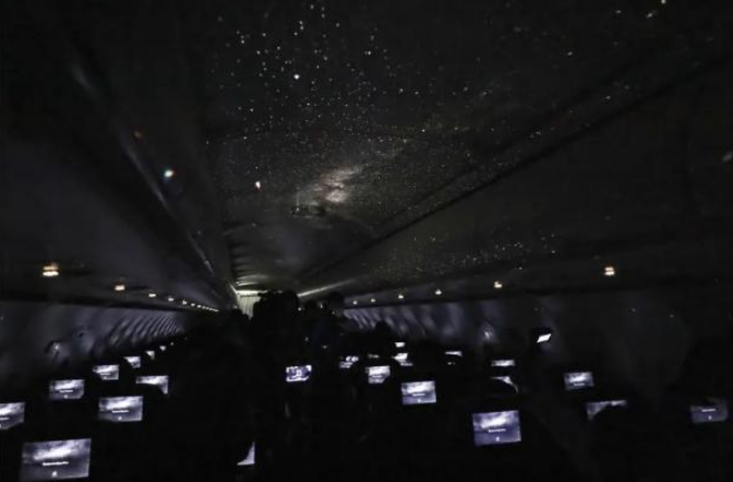 高空中赏“满天星辰”！日一航空公司推航班球幕投影