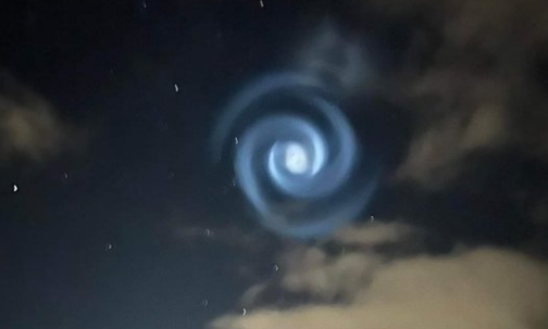 天有异象？新西兰夜空现神秘幽蓝旋涡，专家给出真相