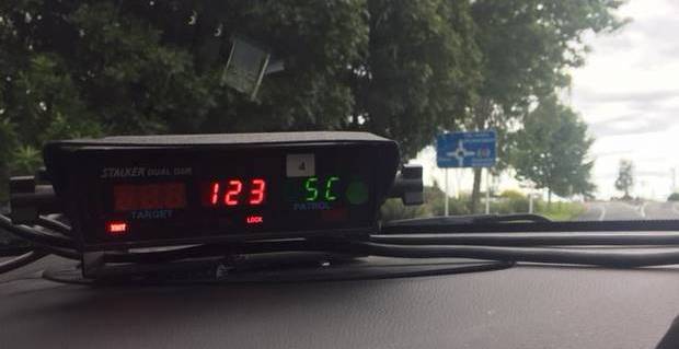 限速50他开123：只为向小伙伴炫耀一下…