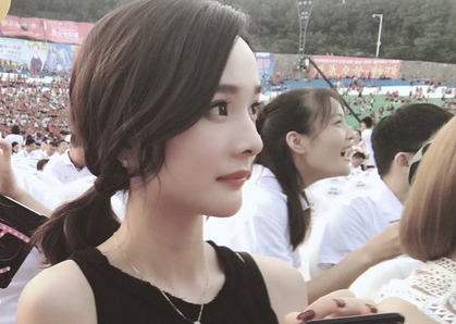 真的像！“杨幂替身”卓亨瑜私照美翻侧身甜笑