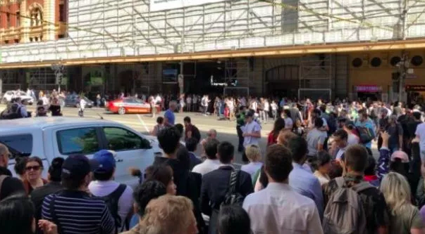 突发!! 墨尔本city街头SUV恶性撞人 !! 已受伤14个人!