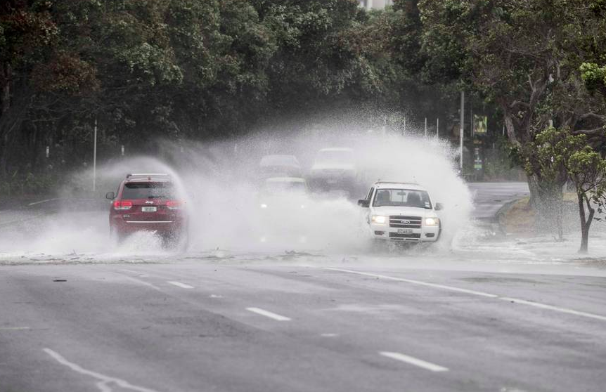 淹水停电屋顶被吹翻，狂风暴雨掀起6米巨浪今天还将继续