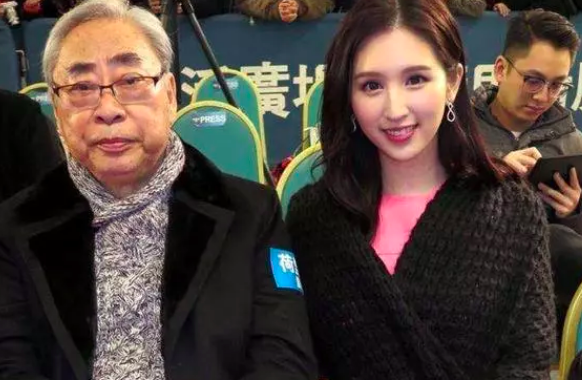又是爷孙恋！29岁女星因家中破产跟81岁富豪相恋，东山再起就分手