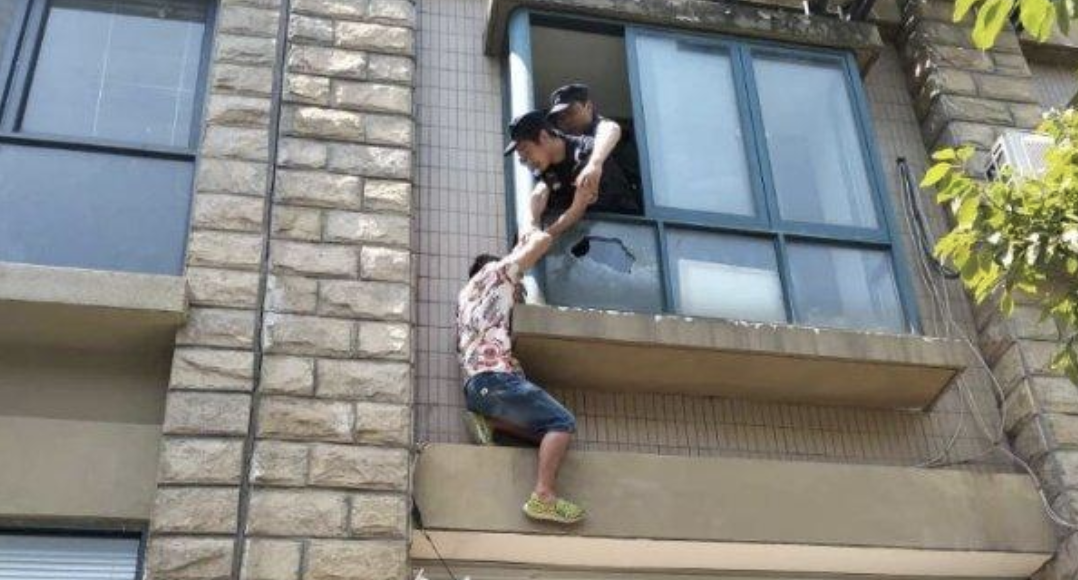 "我妈什么都要管！" 28岁小伙爬2楼窗台欲轻生
