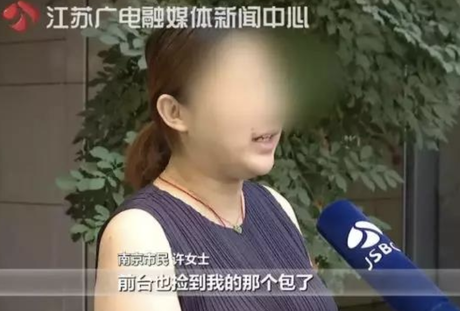 女子万元背包遗落请店方暂存，4个月后却被告知当垃圾扔了…
