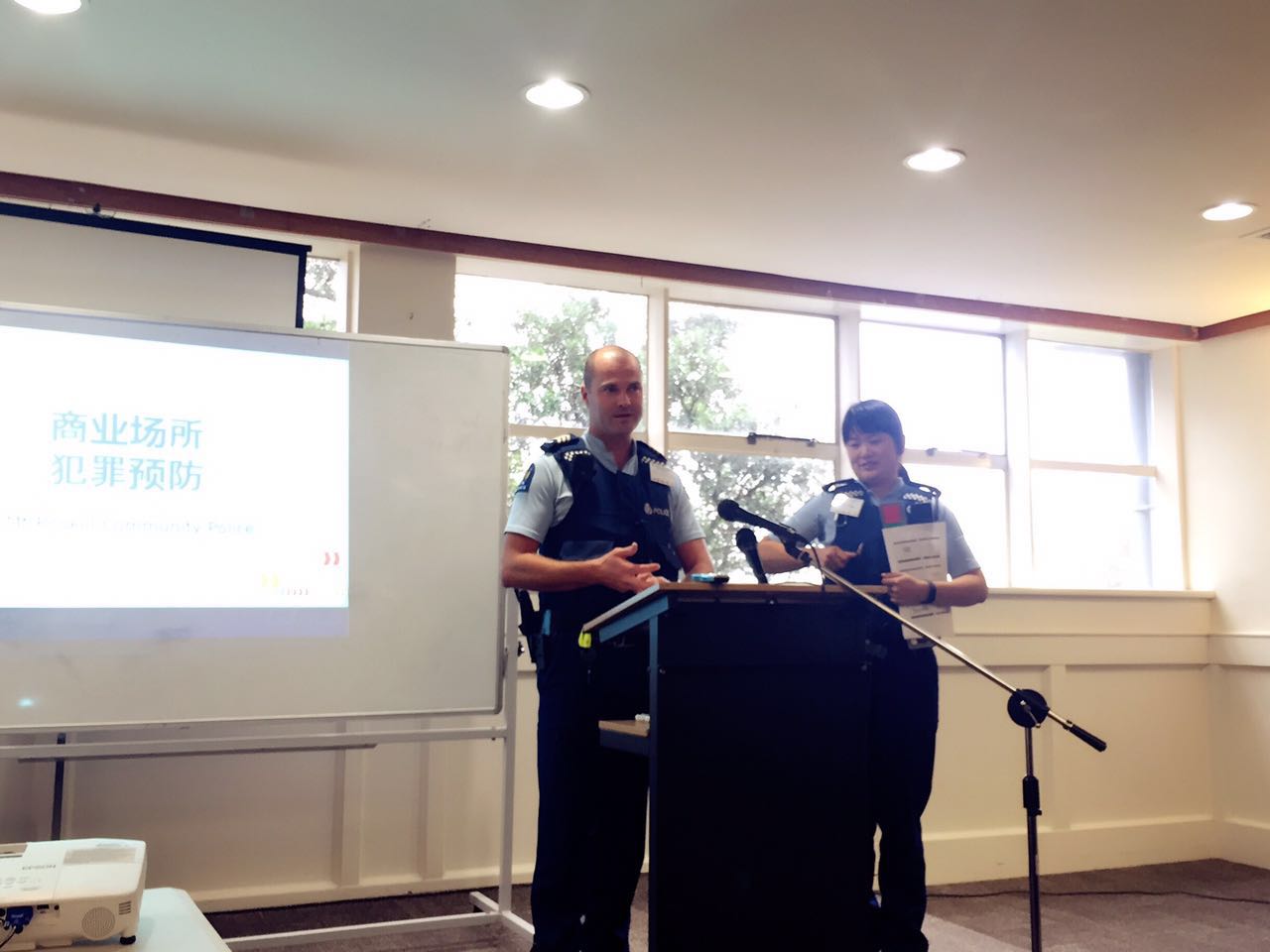 很尴尬！华人警官拍宣传视频教防盗，没想到自己也被抢包