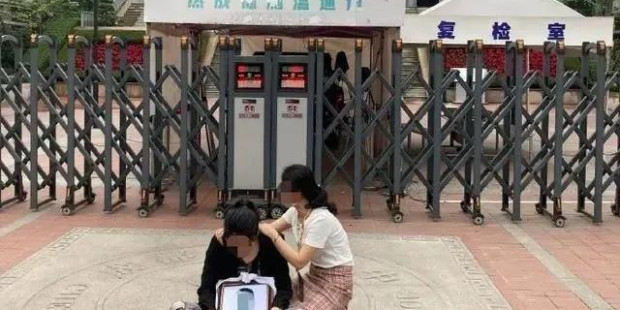 成都49中学生坠亡事件，究竟打了谁的脸？