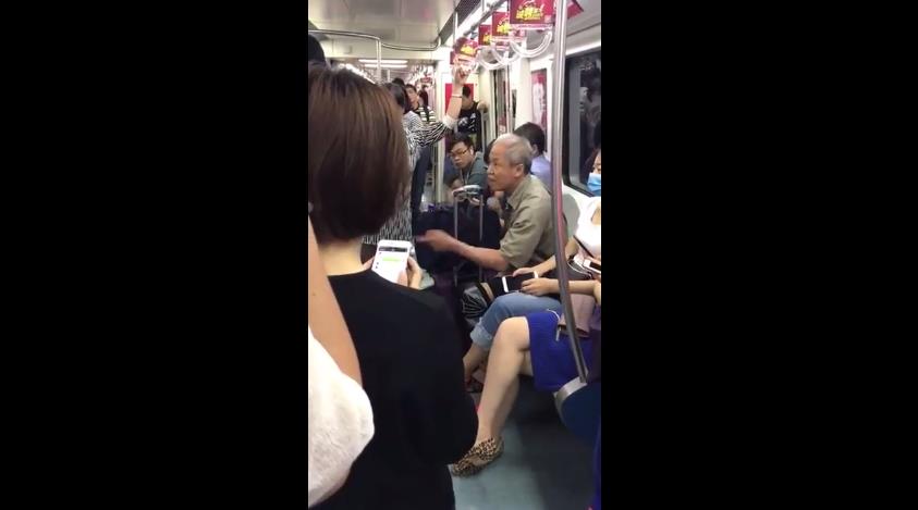 被骂惨了！一美国老人回国飚英语骂女生未让座遭围骂，事情真相是这样的……