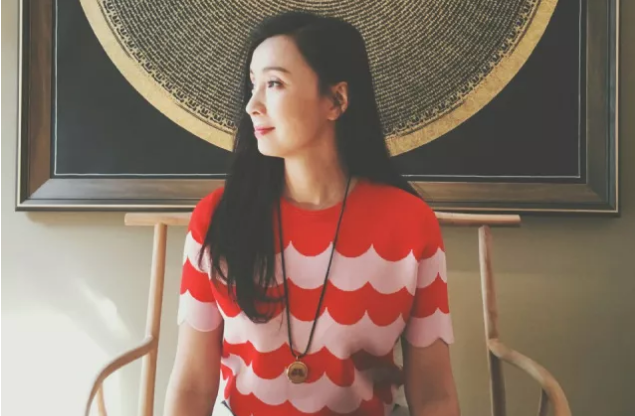 【灵魂有香气的女子】被传与最吸金导演丈夫是空壳婚姻，她却毫不介意：不动声色掌控生活才是真强大