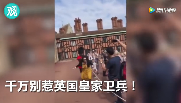 女游客遭英国皇家侍卫推了个趔趄？网友却说干得漂亮