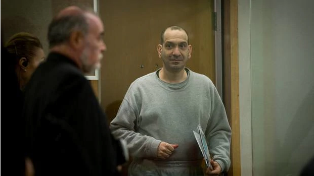 向他人头上泼洒汽油还威胁点火，奥克兰伊朗男子被判刑两年加驱逐