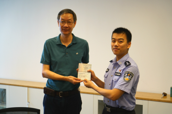 新西兰人可以“合规兼职”了！上海自贸区颁发首张加注“兼职”工作居留许可