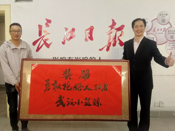 奖100000元！因为他在公交车上的这个动作，网友们也怒赞！