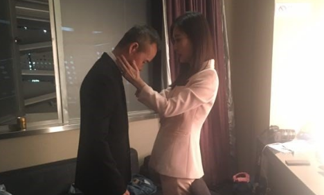 田朴珺蹲下给王石系鞋带 还上演"摸脸杀"