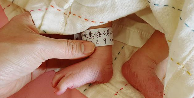 陈意涵生子老公许富翔全程陪伴，儿子长相像妈妈