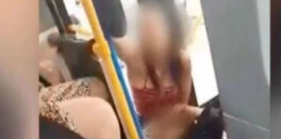 “对不住了各位!”说完这句话后,女子于众目睽睽下当众小便