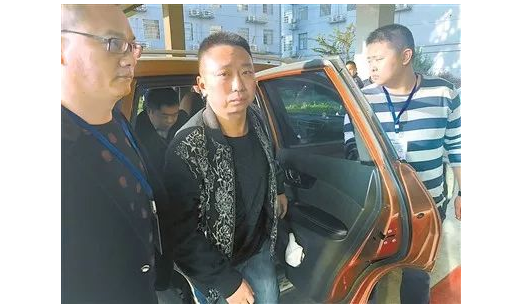 税务官员受贿180万外逃 25小时后主动返华投案