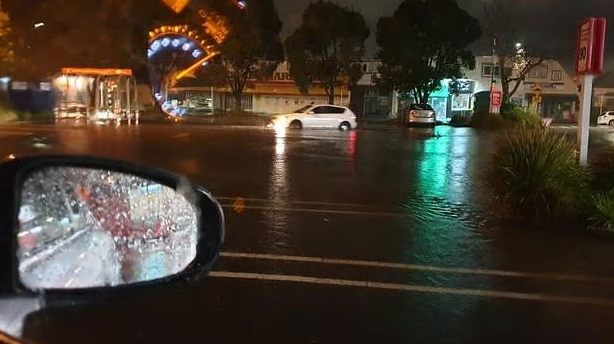奥克兰暴雨淹没停车场！预计今晚还有更多雨！