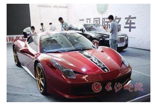 “砸了这辆300多万法拉利，4S店老板就会给我融资”…