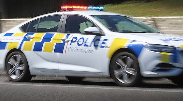 奥克兰女子偷走警车！车内还有枪支