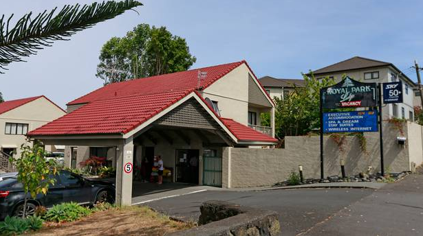奥克兰旅馆要求客人出示医疗证明：“疫情爆发，我们不想冒险”
