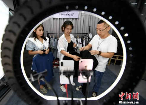 疫情改变生活 海外同胞危机中抓住机遇开拓事业