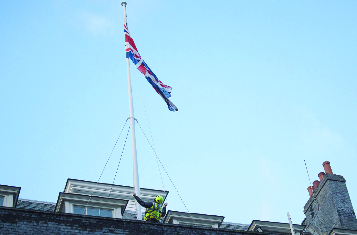 曾为抗疫筹3200万 英百岁老兵染新冠去世