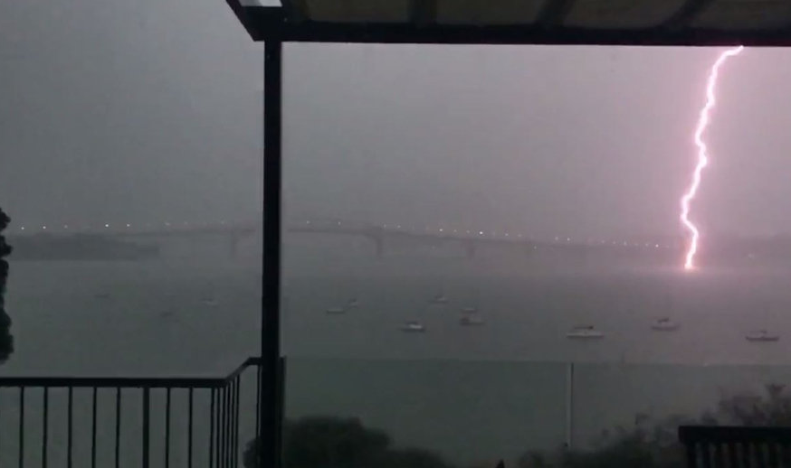 预警！暴雨倾城 冰雹来袭 航班延误！雷暴天气袭击奥克兰