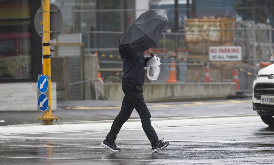 今天是狂风暴雨前的风平浪静？周末的天气还能不能愉快玩耍了…
