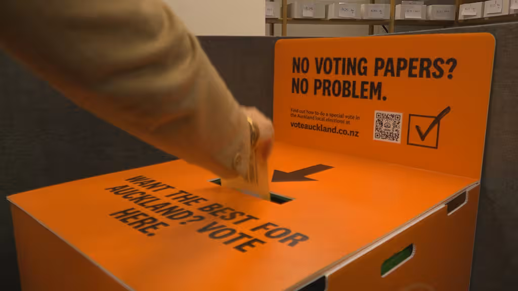 a-person-votes-at-the-ballot-box-file-image-DDSZVDHHKNC2VMTZIB7US2XL34.jpg | 大选进入关键阶段!投票站内外这些行为违法,选民千万注意!