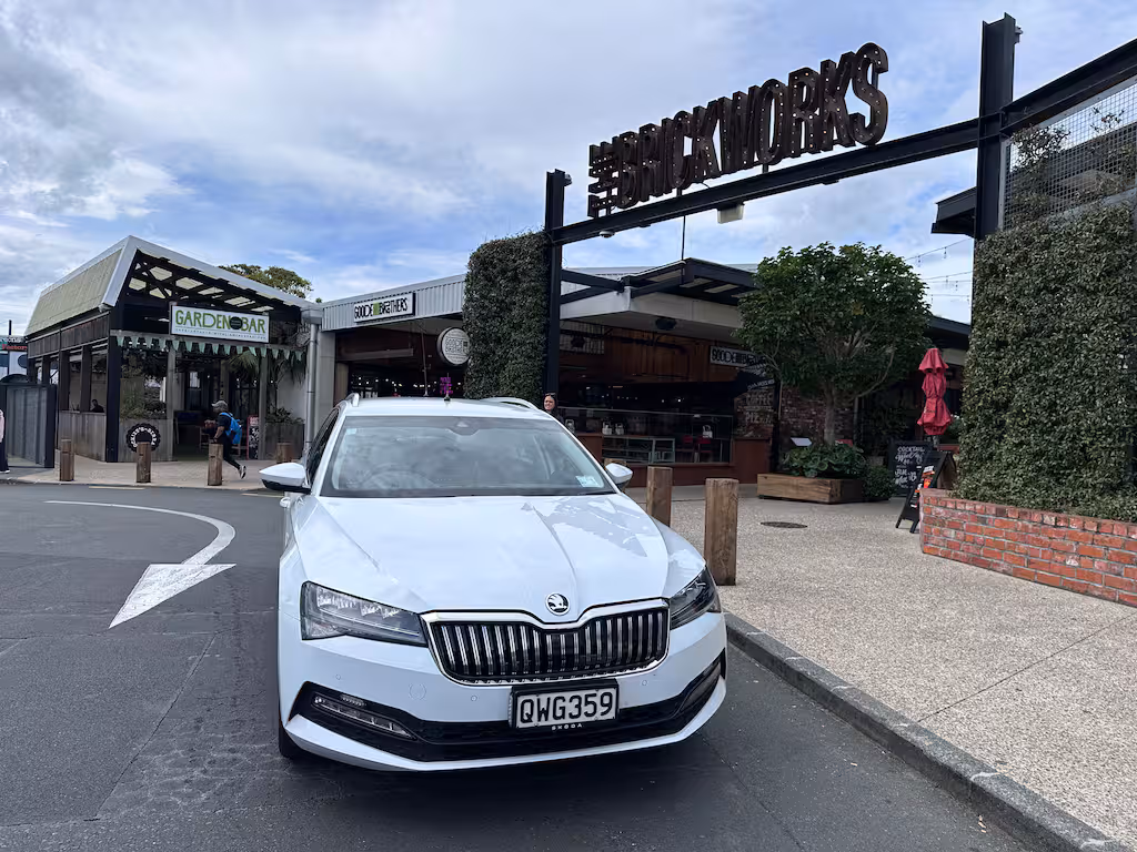 a-police-car-outside-lynn-mall-in-auckland-WYX4YYDE5RHOLADODMWRYXWCK4.jpg | 奥克兰商场突发严重事件！男子浑身是血，一人重伤送医，警方封锁现场