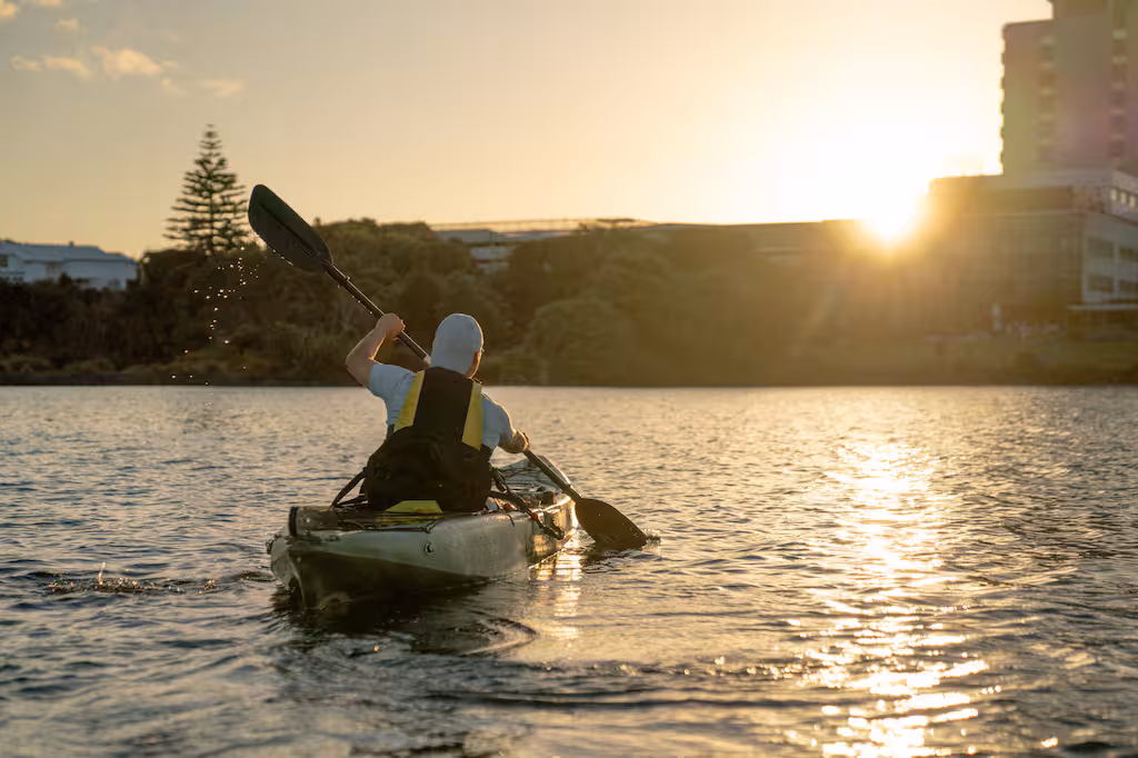 a-young-man-paddling-a-kayak-towards-the-lakeshore-during-su-64LUCT7BTFAGBBHKAEMXS5WHXY.jpg | 重磅新规!新西兰救生衣新法通过,这些人今后必须穿