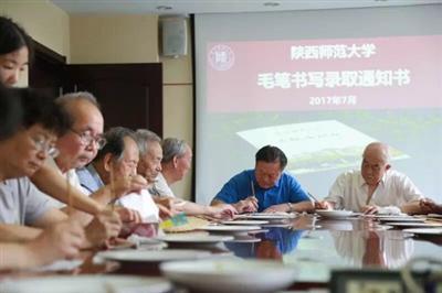高校发放录取通知书花样翻新 珍珠CD种子啥都有