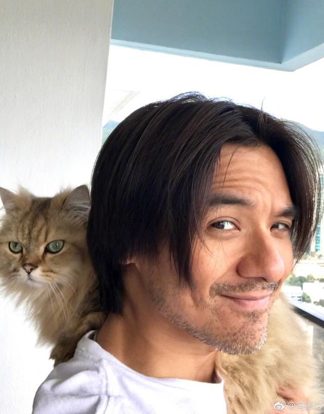 低调秀恩爱！冯德伦晒照肩扛舒淇爱猫