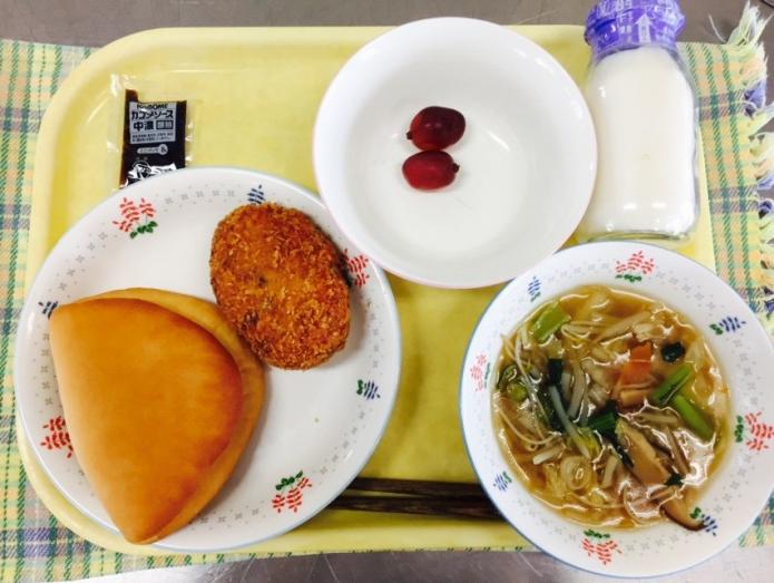 日本高中老师捡学生吃剩面包4年，被教委狠罚:减薪加赔食物钱