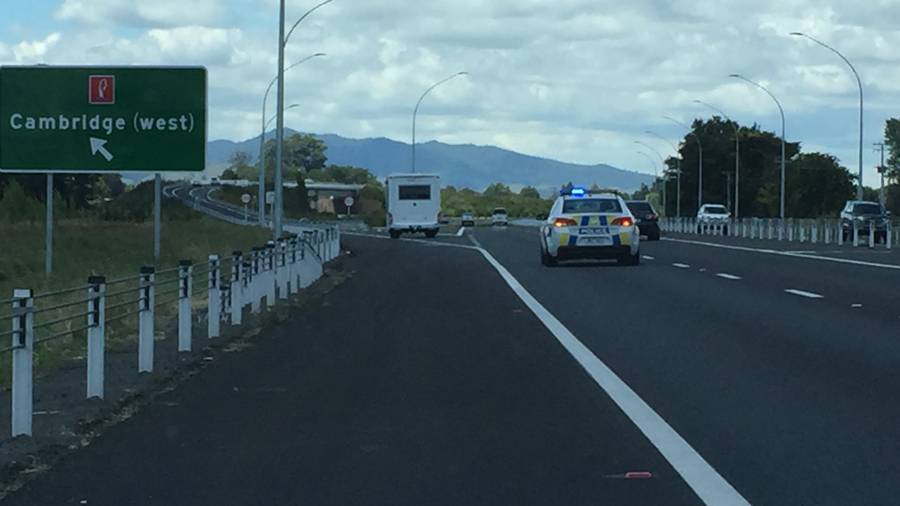 惊悚！女子高速上掉下露营车 身受重伤被紧急送院