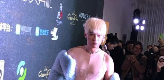 辣眼睛！贵妇披肩粉色透视装 你还是当初那个帅帅虎吗？